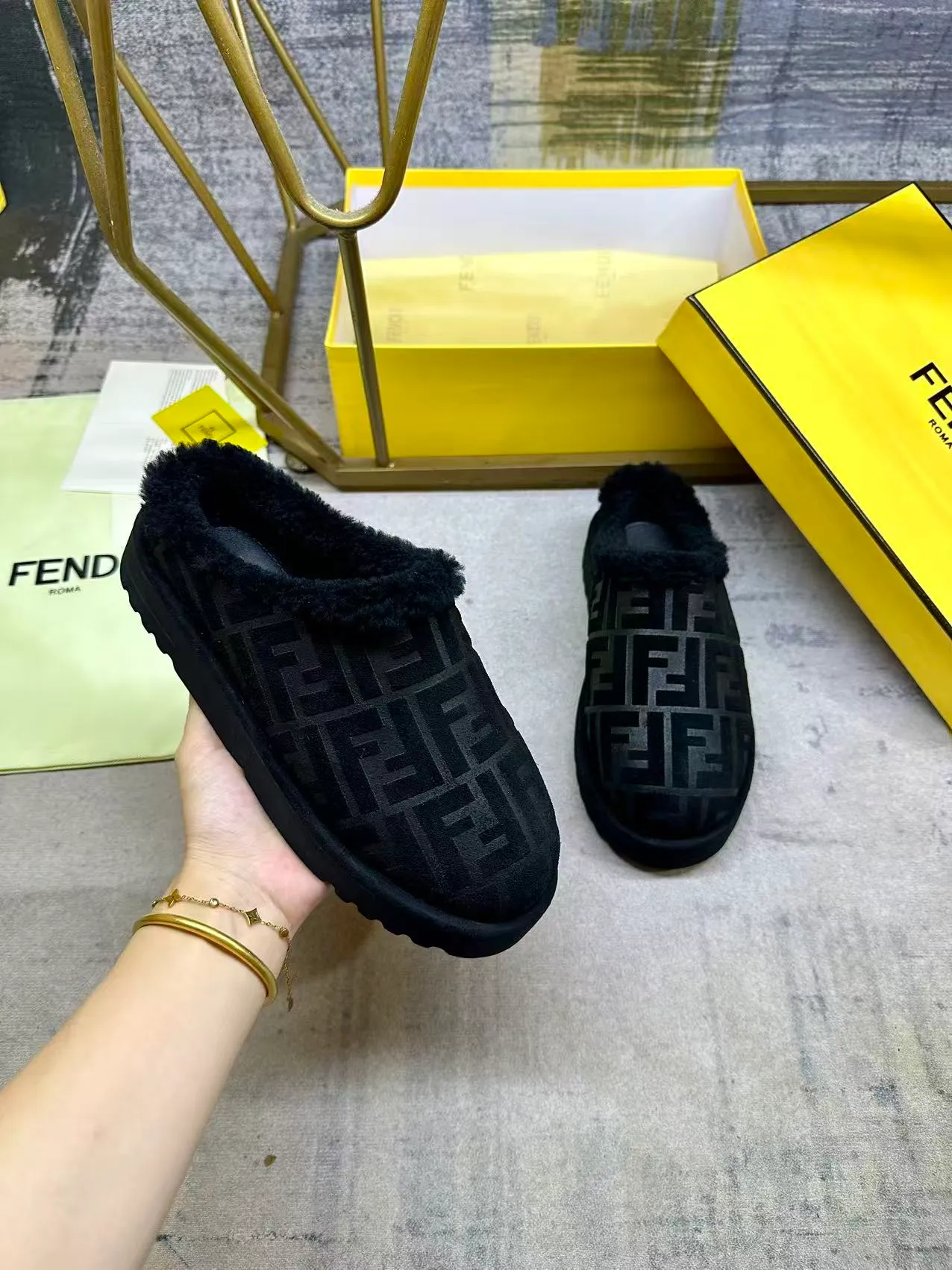 p518🐮🐮FENDI’s latest round-toe flat-soled half-cup shoes for men and women. It is made of black suede material and embossed with the same color FF pattern. Tonal shearling lining. Women’s sizes 35-40, men’s sizes 39-45